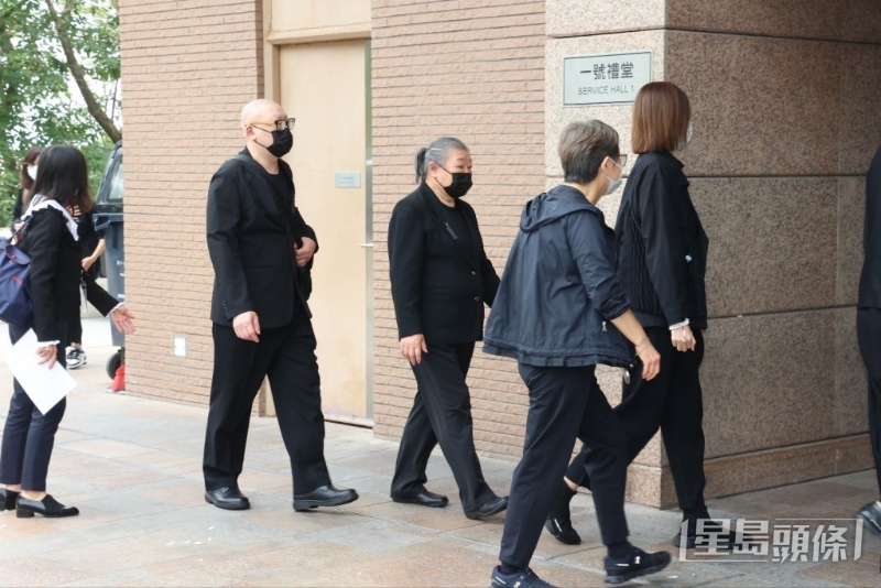 有传与刘德华反目多年的胞姊(右三),也有现身。 有传与刘德华反目多年的胞姊(右三),也有现身。