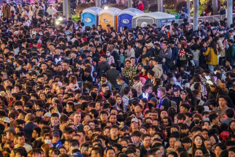 现场水泄不通。 现场水泄不通。