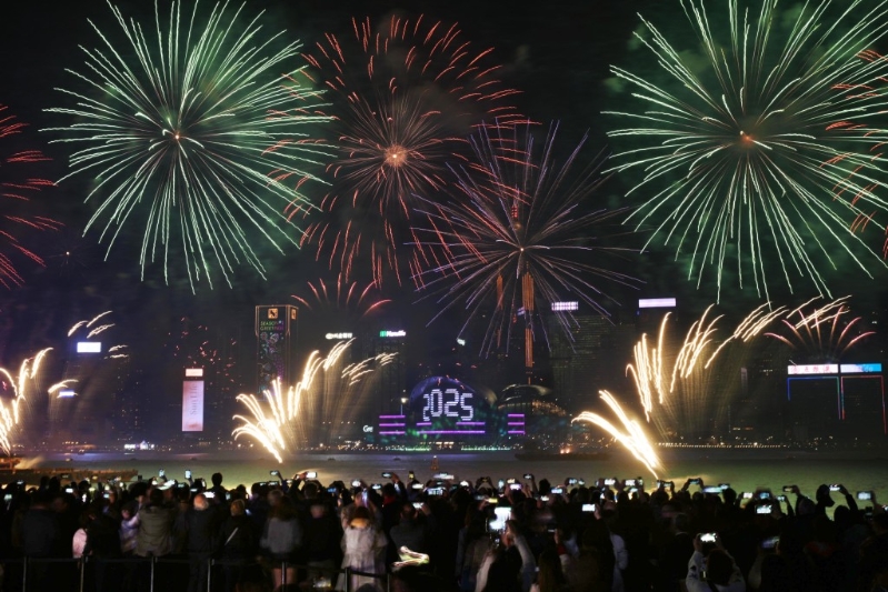 除夕烟花璀璨夺目。 除夕烟花璀璨夺目。