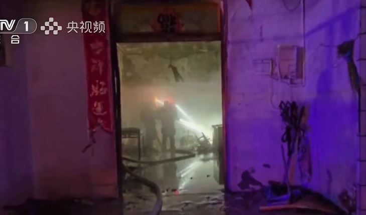 涉事电动车在室内充电时起火爆炸。 涉事电动车在室内充电时起火爆炸。