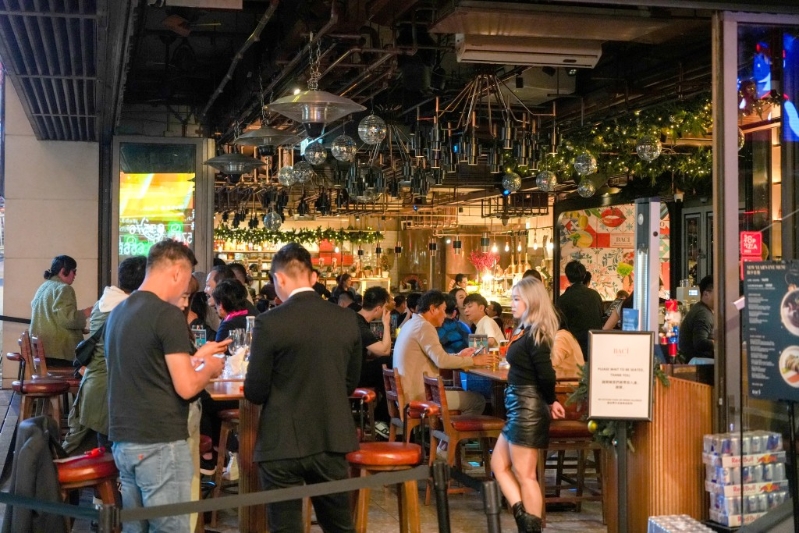 市民及游客到兰桂坊的酒吧及食肆消遣。 市民及游客到兰桂坊的酒吧及食肆消遣。