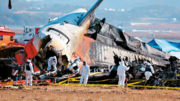 调查人员在济州航空客机失事现场搜证。 调查人员在济州航空客机失事现场搜证。