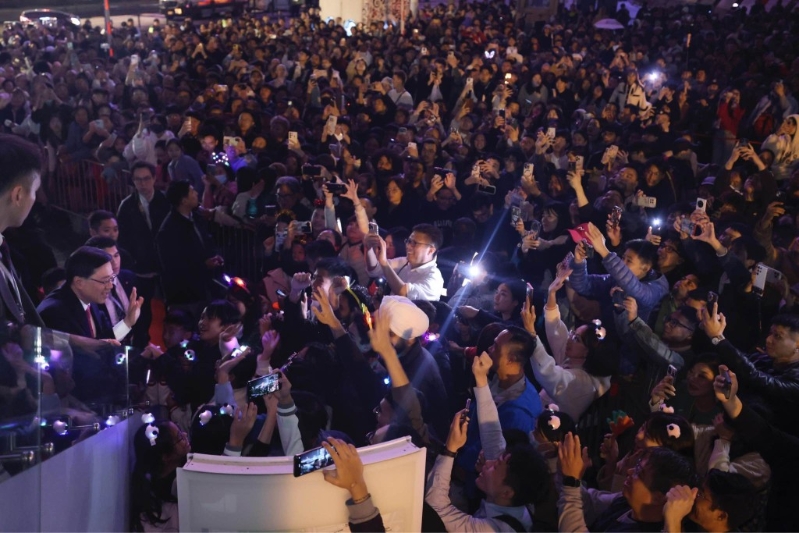 李家超受在场内士欢迎。 李家超受在场内士欢迎。