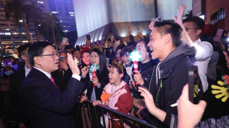 李家超与市民挥手 李家超与市民挥手