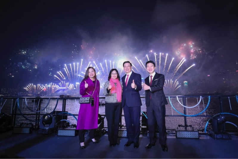 李家超与太太出席倒数活动 李家超与太太出席倒数活动