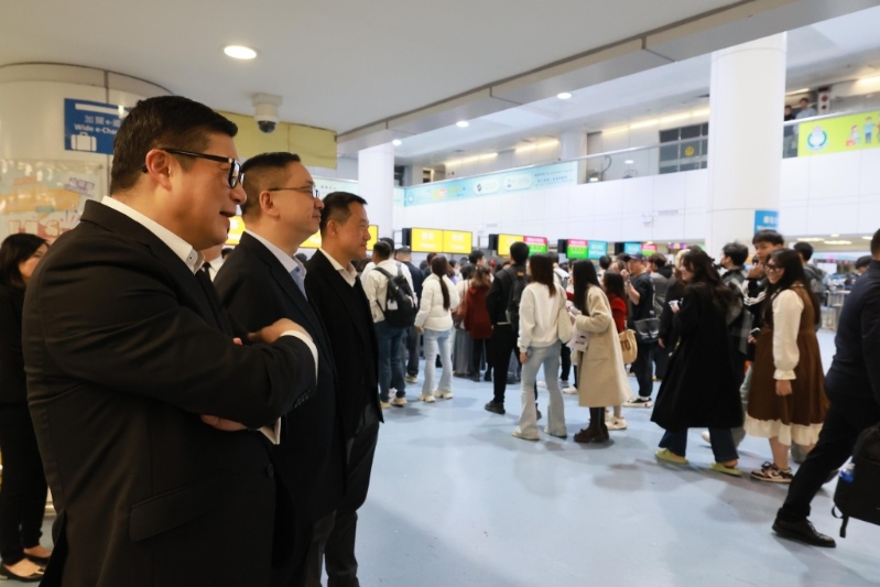 邓炳强视察罗湖口岸。 邓炳强视察罗湖口岸。