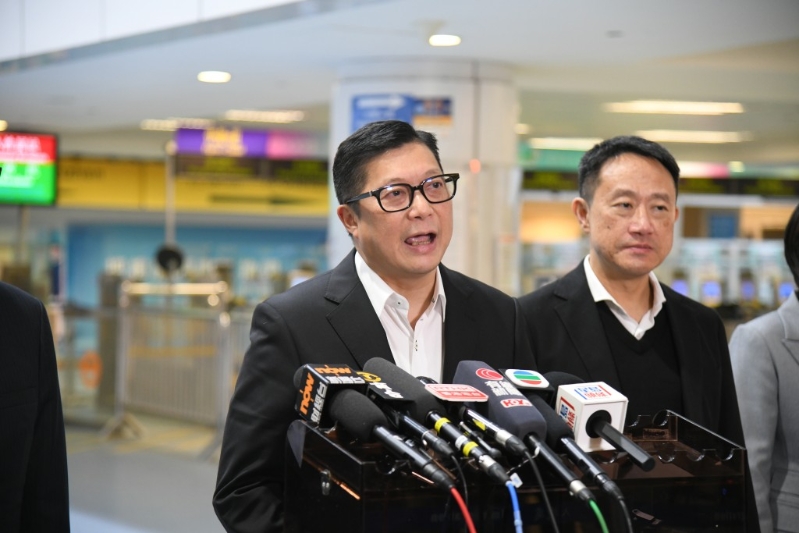 邓炳强指过关人数较平日周末前略多。 邓炳强指过关人数较平日周末前略多。