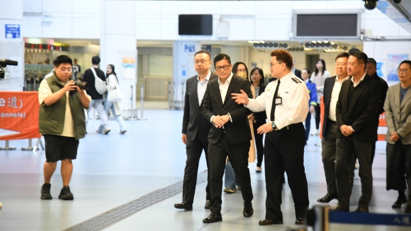 邓炳强凌晨视察罗湖口岸。 邓炳强凌晨视察罗湖口岸。