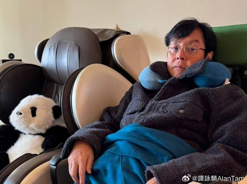 谭咏麟这段期间都有更新微博,但见他精神萎靡不振,经常坐在家中穿上厚厚衣服。 谭咏麟这段期间都有更新微博,但见他精神萎靡不振,经常坐在家中穿上厚厚衣服。