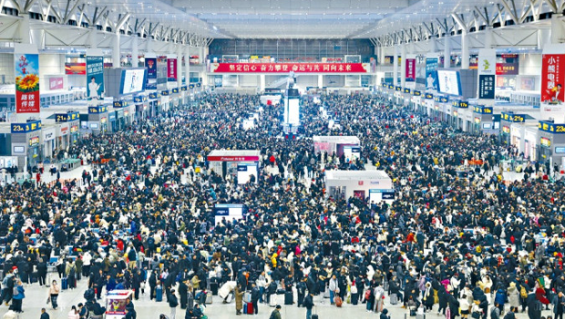 去年春运期间,大量旅客在上海虹桥站候车。 去年春运期间,大量旅客在上海虹桥站候车。