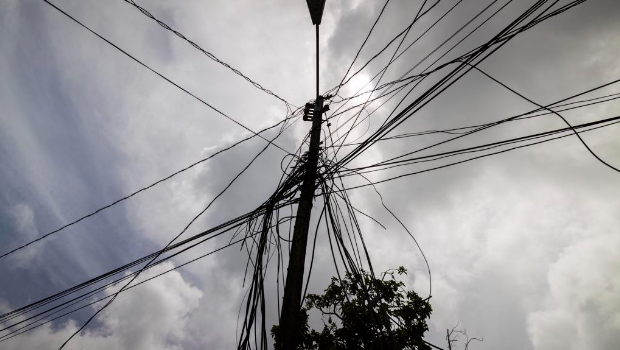 图为洛沙(Loiza)地区断裂的电线 图为洛沙(Loiza)地区断裂的电线