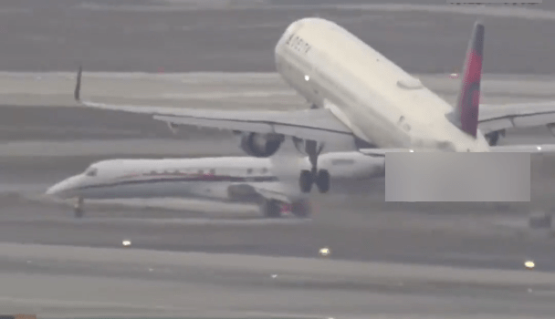 洛杉矶国际机场两飞机几乎相撞。 洛杉矶国际机场两飞机几乎相撞。