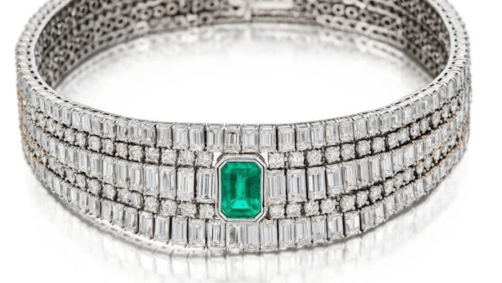 遭窃的珠宝。 遭窃的珠宝。