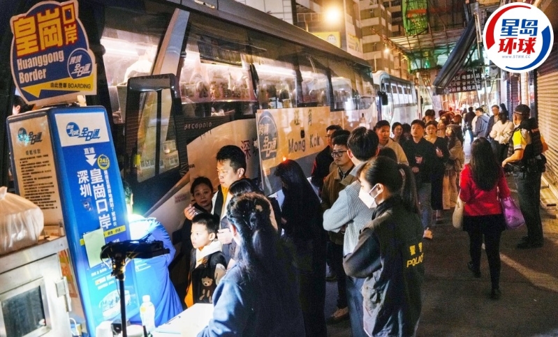 警方在场维持秩序,旅客有序地排队上跨境巴士。 吴艳玲摄 警方在场维持秩序,旅客有序地排队上跨境巴士。 吴艳玲摄