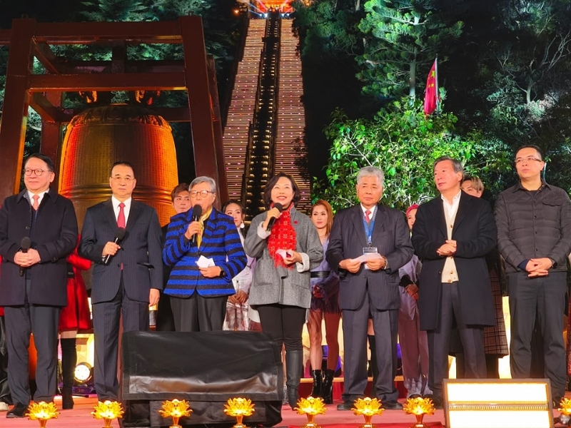 麦美娟赴宝莲寺祈福跨年 麦美娟赴宝莲寺祈福跨年