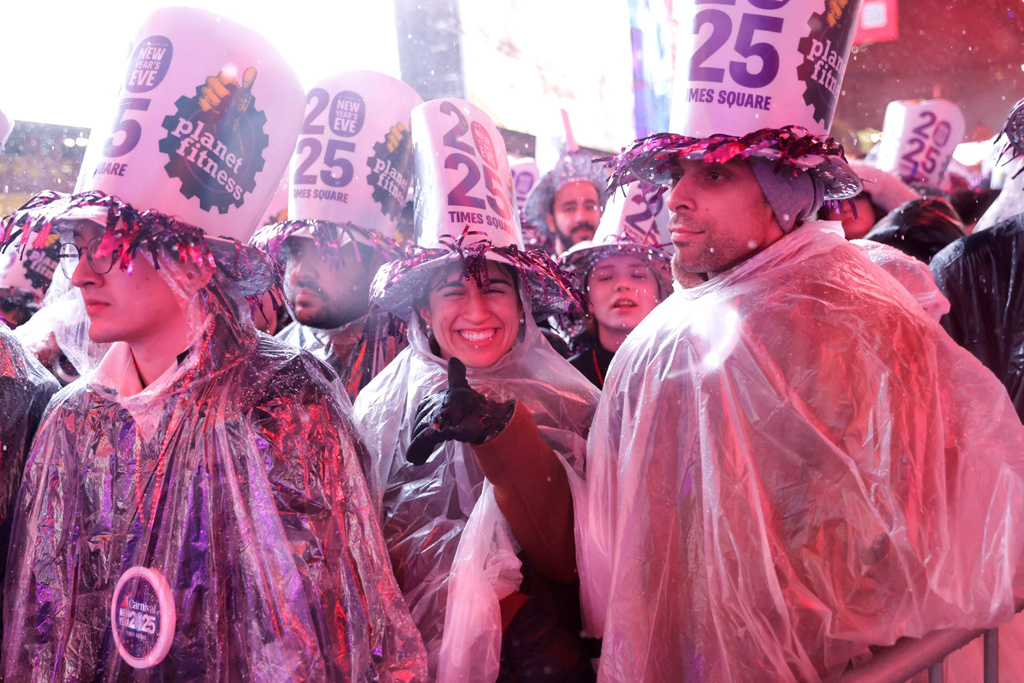 时报广场上庆祝跨年的民众穿着雨衣等待倒数 时报广场上庆祝跨年的民众穿着雨衣等待倒数