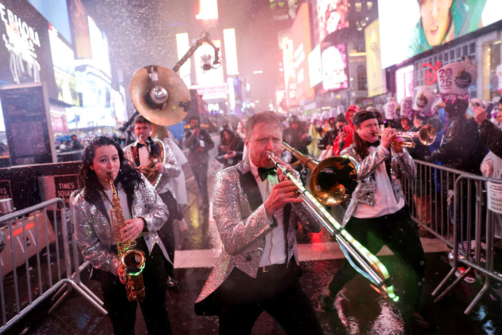 31日跨年夜纽约下起大雨 31日跨年夜纽约下起大雨