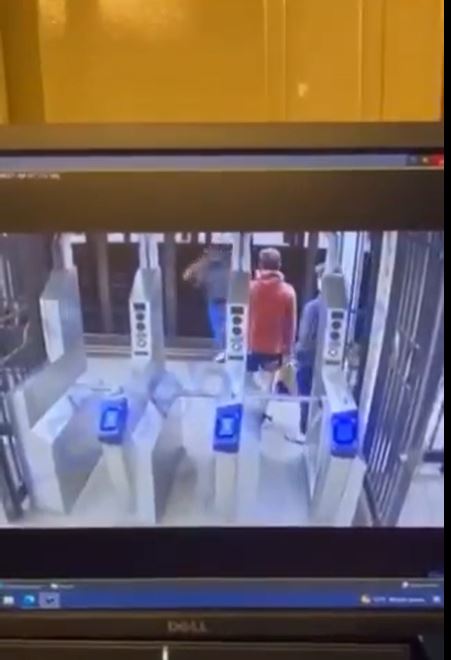 黄衣男子被黑衣人推向路轨。 黄衣男子被黑衣人推向路轨。