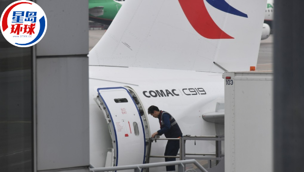 国产大型客机C919以特别版“新皮肤”“闪耀中国红”今早飞抵香港 国产大型客机C919以特别版“新皮肤”“闪耀中国红”今早飞抵香港