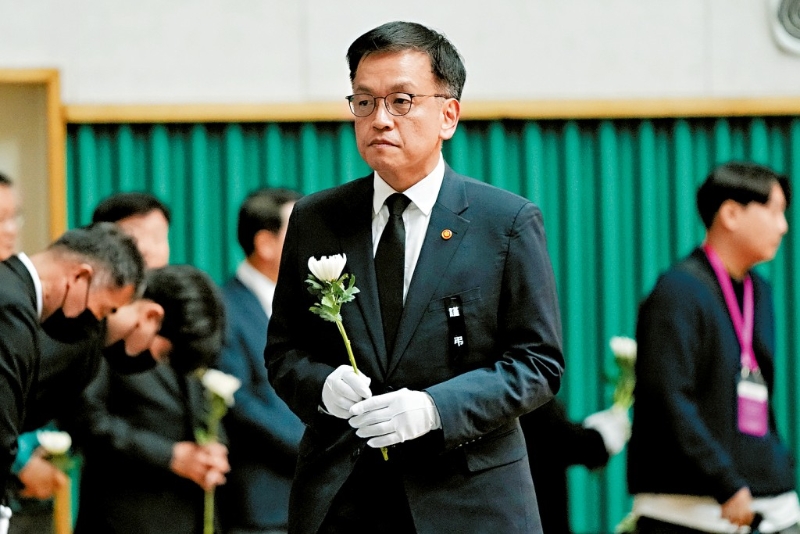 代总统崔相穆周一在务安悼念空难死者。 代总统崔相穆周一在务安悼念空难死者。