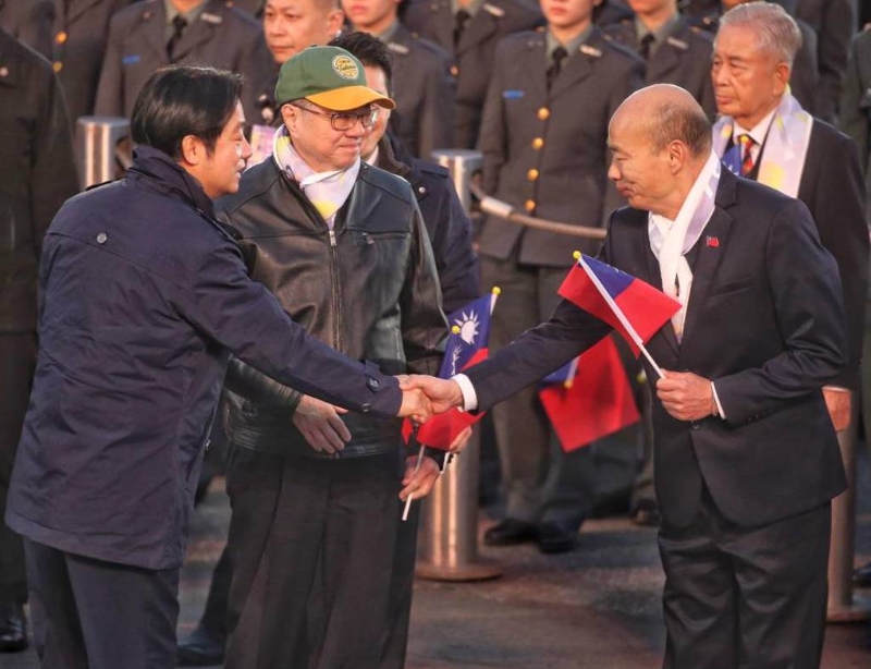 赖清德与行政院长卓荣泰、立法院长韩国瑜等握手致意。