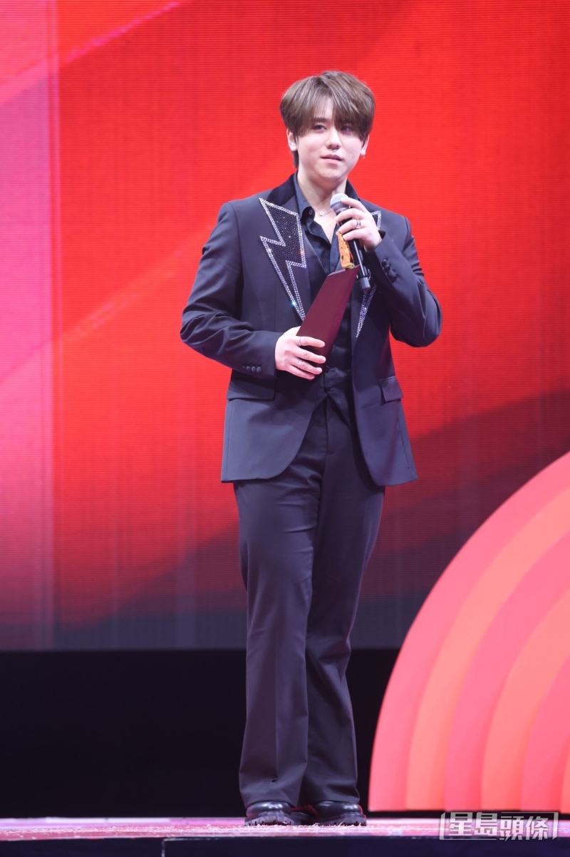 姜涛夺得“我最喜爱的男歌手”及凭《好得太过份》夺得“我最喜爱的歌曲大奖”。 姜涛夺得“我最喜爱的男歌手”及凭《好得太过份》夺得“我最喜爱的歌曲大奖”。