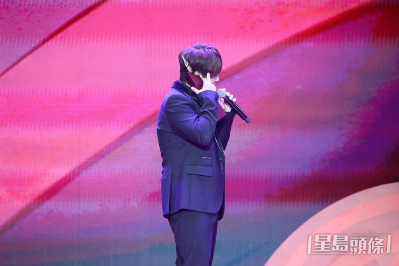 姜涛一度背对台下,“唉...... 又要畀人闹喇!” 姜涛一度背对台下,“唉...... 又要畀人闹喇!”