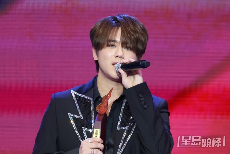 姜涛上台时笑容明显不及往年自信。 姜涛上台时笑容明显不及往年自信。