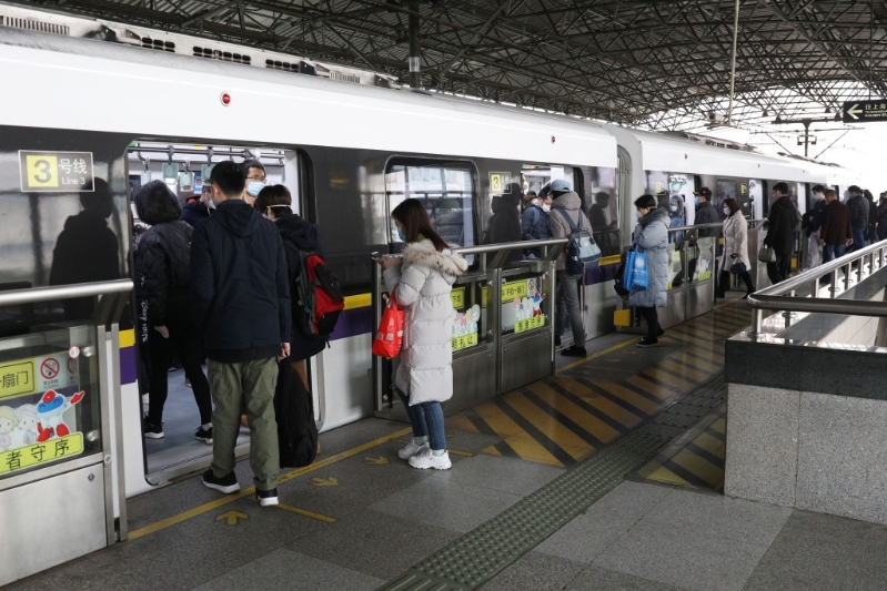 每逢繁忙时间,上海地铁都会一位难求。 每逢繁忙时间,上海地铁都会一位难求。
