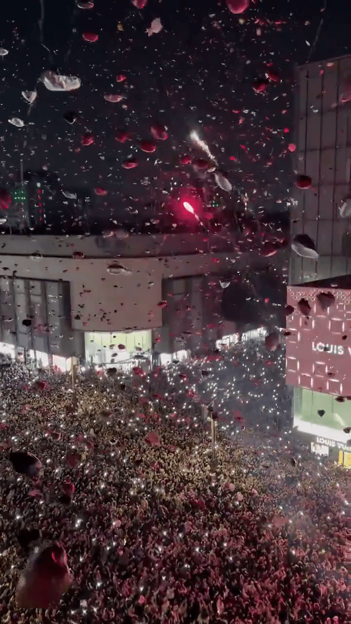 跨年夜倒数,人群放飞气球时,忽然有人点燃烟花喷射。 跨年夜倒数,人群放飞气球时,忽然有人点燃烟花喷射。