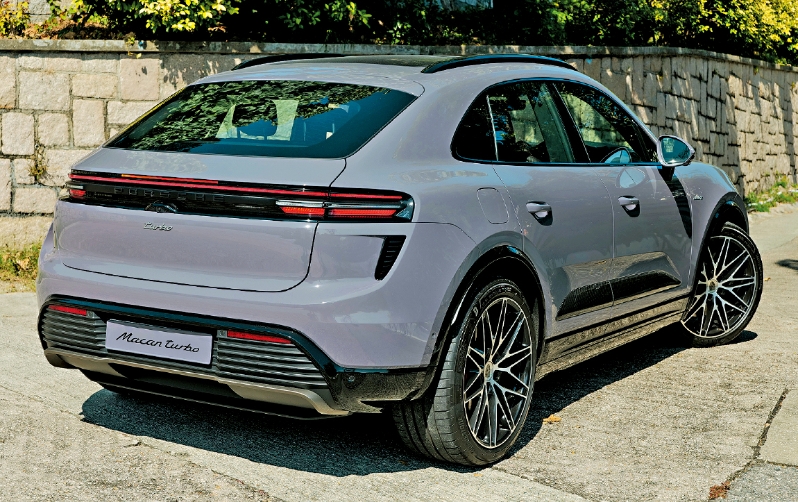 Macan Turbo Electric续航力约为591km(WLTP),可支持270kW DC快速充电。 Macan Turbo Electric续航力约为591km(WLTP),可支持270kW DC快速充电。