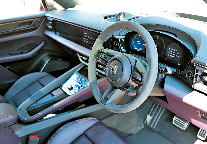 车厢格局跟Taycan相似,标准配有12.6吋曲面数码表板及10.9吋中控触屏。 车厢格局跟Taycan相似,标准配有12.6吋曲面数码表板及10.9吋中控触屏。