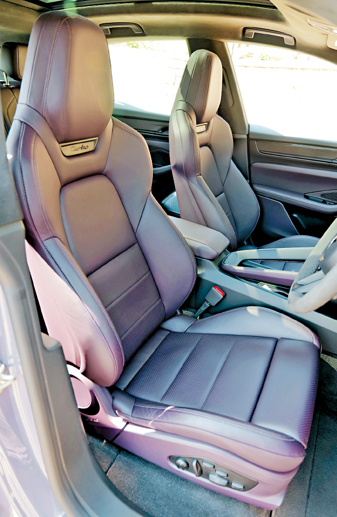 原装电控跑车桶椅,配有发热功能。 原装电控跑车桶椅,配有发热功能。