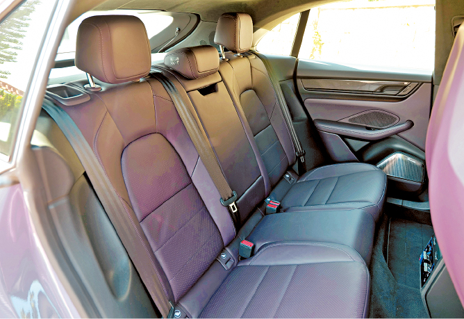 受惠轴距比上代汽油版延伸86mm,后排更见阔落。 受惠轴距比上代汽油版延伸86mm,后排更见阔落。