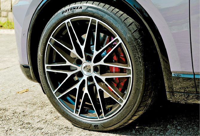 示范车升级配置22吋合金胎轲,原装为20吋。 示范车升级配置22吋合金胎轲,原装为20吋。