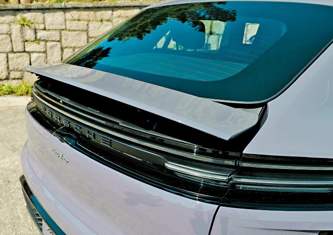 尾翼可按车速自动升起增加气流下压力。 尾翼可按车速自动升起增加气流下压力。