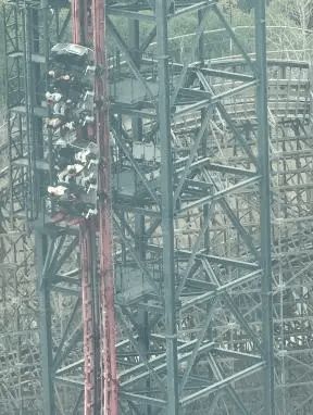 网图显示,过山车车厢停止在该游乐设施上升段轨道中部。 网图显示,过山车车厢停止在该游乐设施上升段轨道中部。