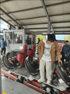 网友称被解救下来后,要求欢乐谷退还门票费用遭拒。 网友称被解救下来后,要求欢乐谷退还门票费用遭拒。