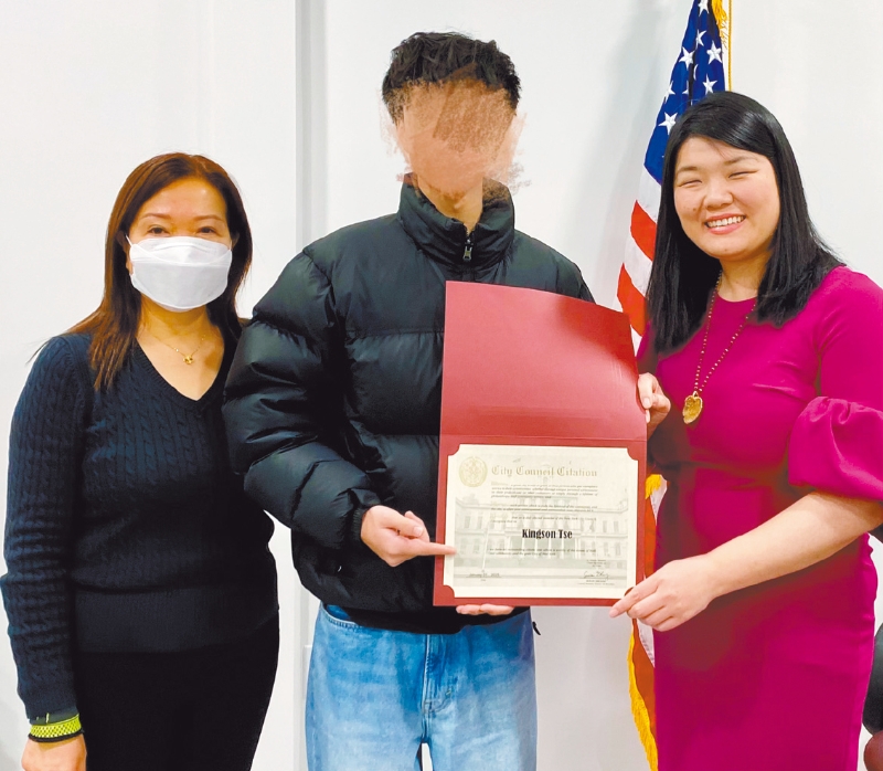 提供线索少年。 提供线索少年。