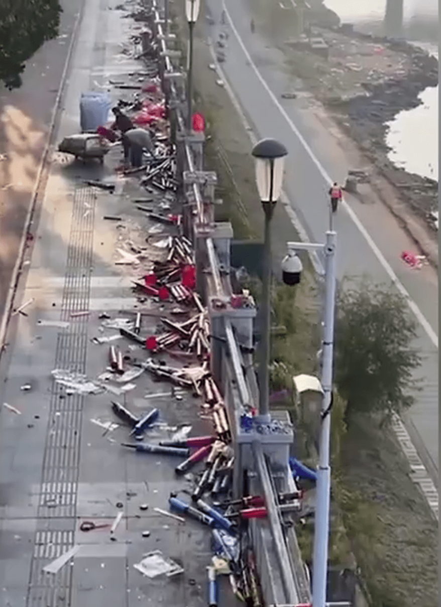 湖南河边遗留烟花垃圾长达300米。 湖南河边遗留烟花垃圾长达300米。