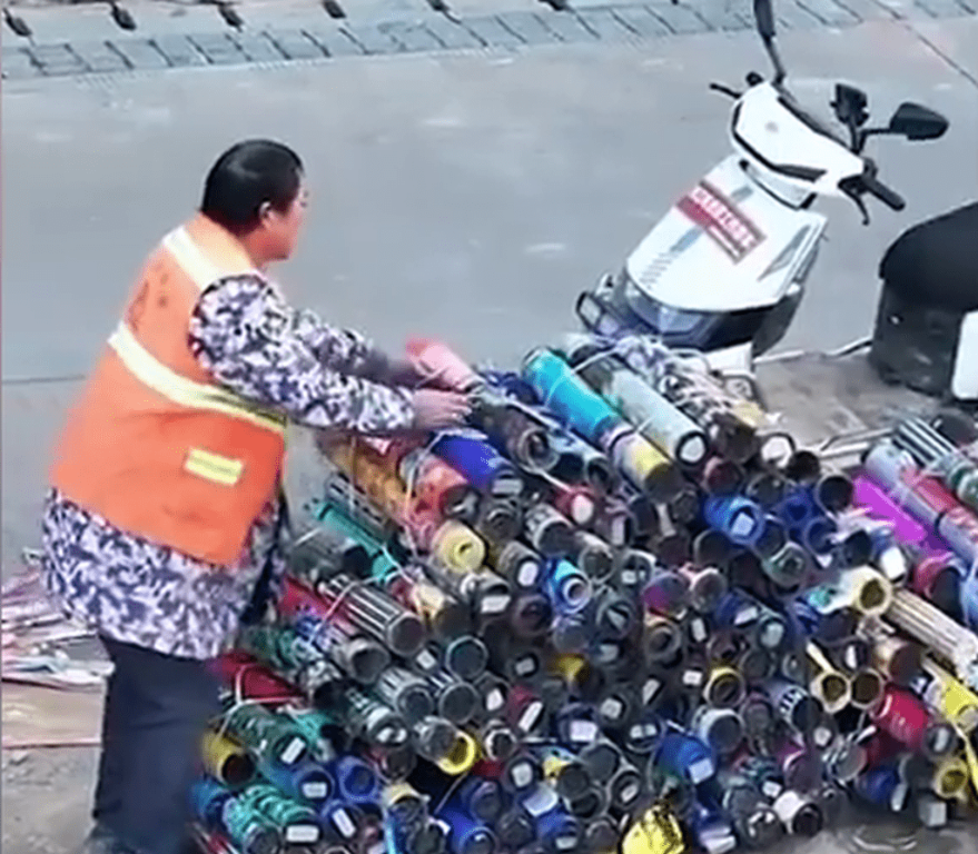 清洁工打扫6小时,运了10吨烟花垃圾。 清洁工打扫6小时,运了10吨烟花垃圾。