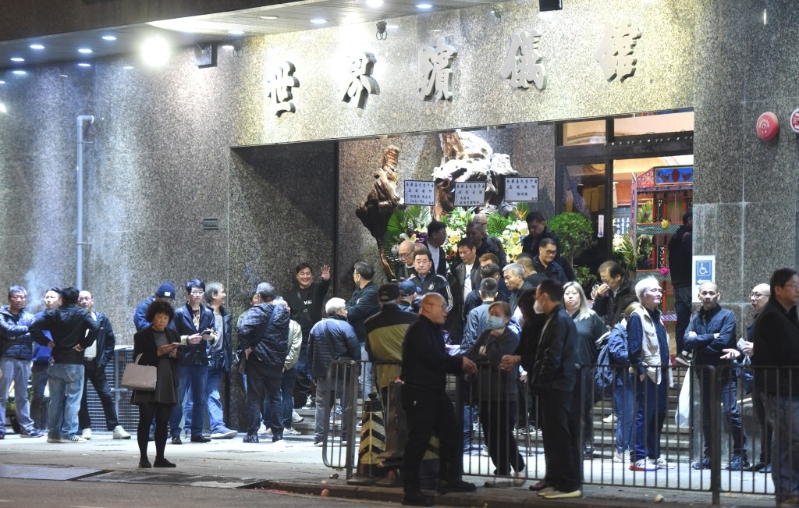 大批黑道中人到场致祭。 大批黑道中人到场致祭。