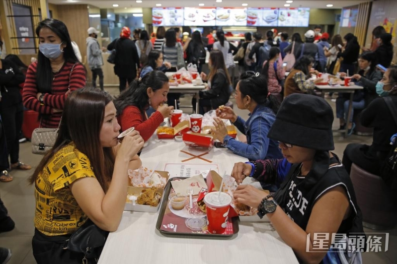 疫情期间,仍有大批外佣光顾Jollibee。 疫情期间,仍有大批外佣光顾Jollibee。
