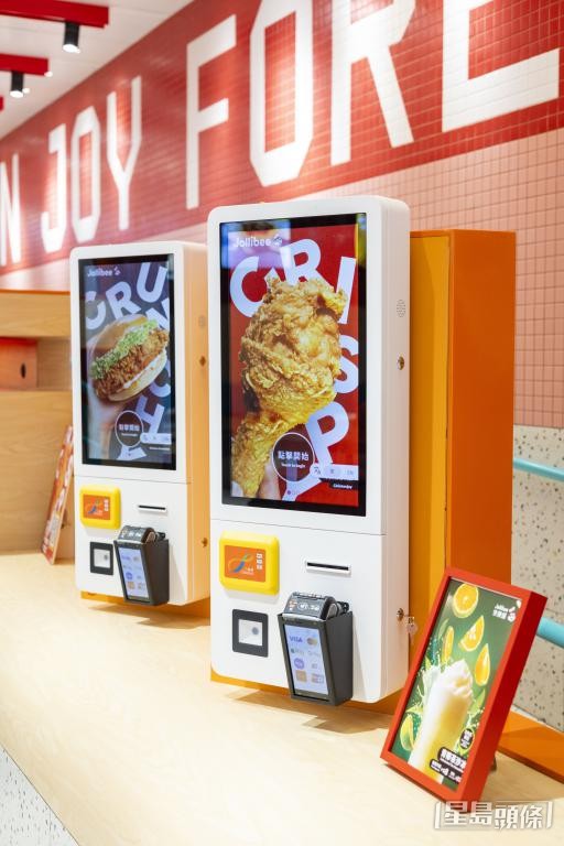 店内设自助点餐机,方便客人操作。 店内设自助点餐机,方便客人操作。