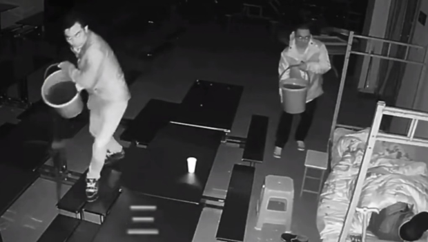 长沙老翁睡学校食堂半夜遭泼冷水 长沙老翁睡学校食堂半夜遭泼冷水