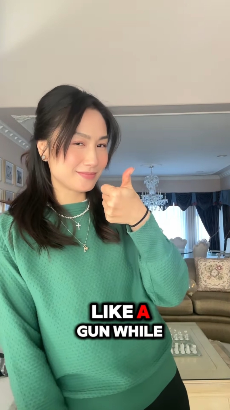 袁彩云豪宅装修以白色为主,大厅摆放了一张香槟色巨型梳化,前面有张大茶几和一张地毡,饭厅位置则摆放了一张大圆枱,上面挂了一盏水晶灯。 袁彩云豪宅装修以白色为主,大厅摆放了一张香槟色巨型梳化,前面有张大茶几和一张地毡,饭厅位置则摆放了一张大圆枱,上面挂了一盏水晶灯。