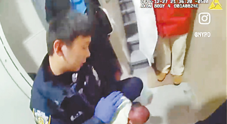 华裔警察救女婴。 华裔警察救女婴。