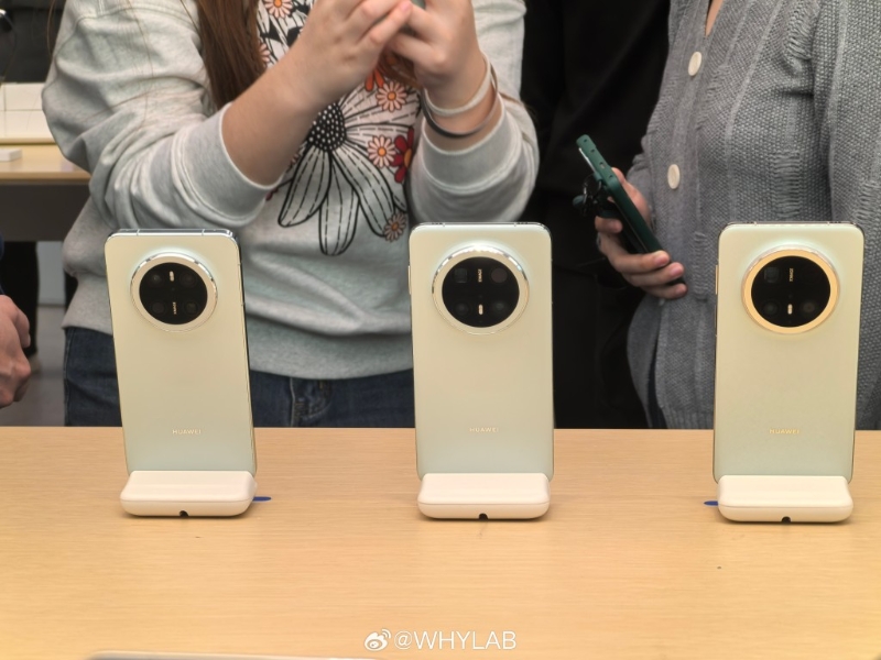 华为预载纯血鸿蒙系统的新手机Mate70系列今早开售。 华为预载纯血鸿蒙系统的新手机Mate70系列今早开售。