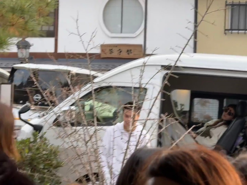 日前何猷君和奚梦瑶,于京都被网民捕获,并上载于小红书上(3日)。片中所见奚梦瑶正舒适地摊坐于车上。 日前何猷君和奚梦瑶,于京都被网民捕获,并上载于小红书上(3日)。片中所见奚梦瑶正舒适地摊坐于车上。