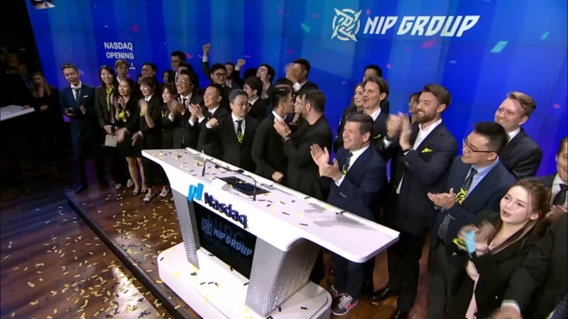 何猷君在镜头前甜蜜热吻老婆奚梦瑶。 何猷君在镜头前甜蜜热吻老婆奚梦瑶。